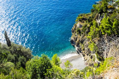Mükemmel gizli plaj: kum plaj ve turkuaz deniz, bereketli bitki, Positano, Akdeniz, İtalya tarafından çevrili.