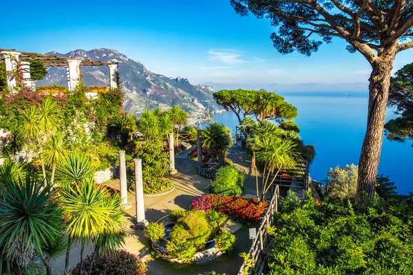 Amalfi Coast villa Rufolo bahçeden, Ravello, İtalya görülen şaşırtıcı görünümü