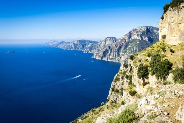 Kıyı şeridi Sorrento ve deniz - popüler turizm İtalya hava görünümünü. Deniz ve dağlar Sorrento Yarımadası'nın güneşli yaz günü mavi gökyüzü ile temizleyin.
