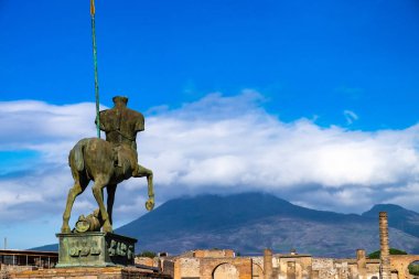 Napoli yakınlarındaki Pompeii 'nin ünlü antika sitesi. Vezüv Dağı 'nın püskürmesiyle tamamen yok oldu. İtalya 'nın en önemli turistik yerlerinden biri..