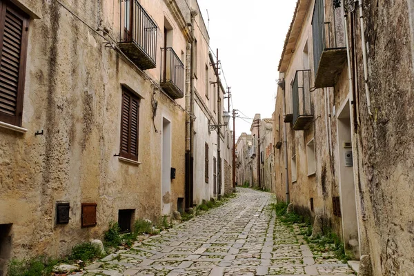 典型的狭窄的石街在中世纪的历史中心埃里斯 西西里岛 意大利 — 图库照片