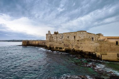 Orta yaşlı Maniace kale Ortigia Adası, Siracusa sahil üzerinde.