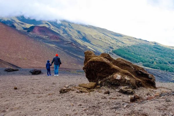 Niño con padre mirando el paisaje escénico del volcán en Sicilia. Volcanes italianos Etna . —  Fotos de Stock