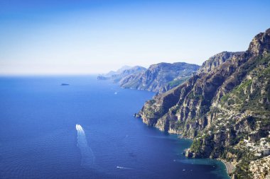 Amalfi Coast. Çarpıcı yatay, tepeler ve Akdeniz, İtalya