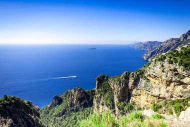 Tanrılar yolunu ve Tiren Denizi ve Positano, Amalfi coast, İtalya
