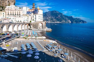İtalyan tatilleri. Atrani güzel şehir Salerno Körfez, Campania, İtalya ile ünlü Amalfi sahilinde görünümünü