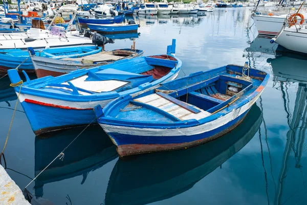 Barcos pesqueros de madera en el antiguo puerto de Palermo, Sicilia — Foto de Stock