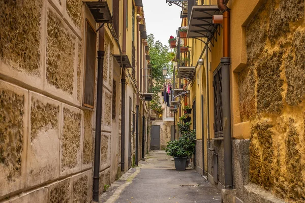 空狭窄的街道在巴勒莫的历史中心的小巷与老建筑和建筑学 西西里岛意大利 — 图库照片