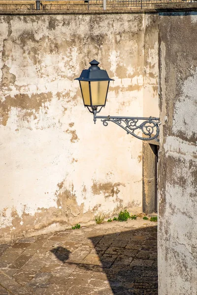 在欧洲砖墙复古风格旁边的灯 — 图库照片