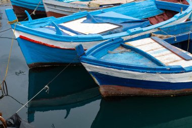 Bir balıkçı köyü küçük bir limanda sahil Sicilya üzerinde İtalya demirledi tekne