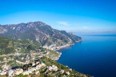 Amalfi Coast Körfezi Salerno güneşli bir yaz, Campania, İtalya için mavi gökyüzü ile ile