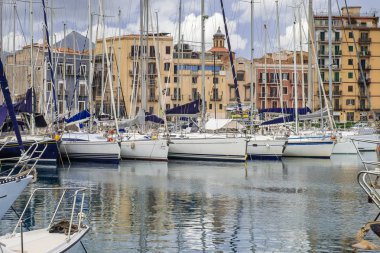 Tekneler ve yatlar La Cala Bay, Palermo, Sicilya eski liman Park.