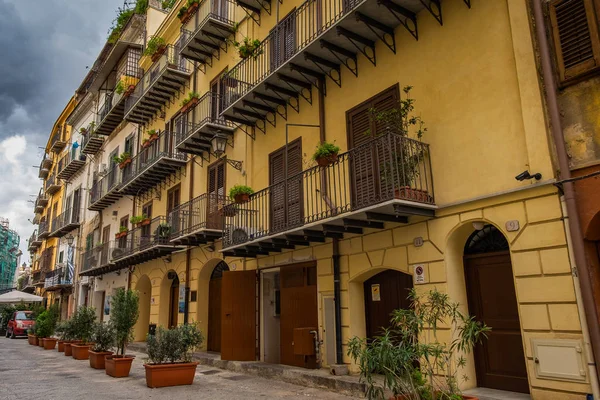 Klasický italský staré architektury na pěší ulici v Palermu na Sicílii — Stock fotografie