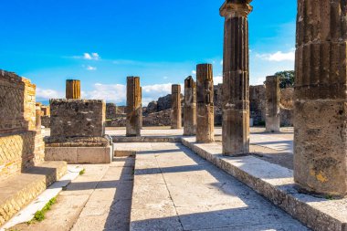 antik kalıntıları eski mimari sütunları Pompei, İtalya