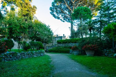 Geçit Bahçe Akdeniz deniz sahil üzerinde. Ravello, Villa Rufolo Amalfi Coast. İtalya.