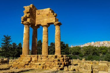 Yunan tapınağı Castor ve Pollux Agrigento Sicilya üzerinde arka planda ile yıkıntıları.