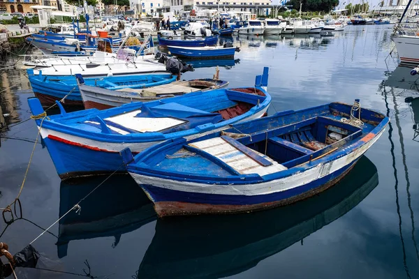 Pequeños barcos de pesca antiguos en el puerto marítimo de Italia — Foto de Stock