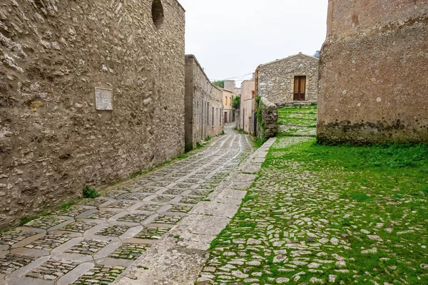 Strada stretta della piccola città medievale. Concetto di vacanza da cartolina . — Foto Stock