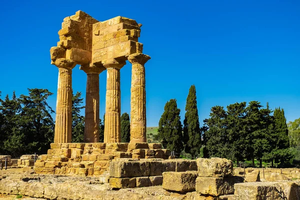 Harabeleri Tapınağı Castor ve Pollux Vadisi tapınak Agrigento, Sicilya. — Stok fotoğraf