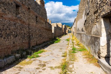 Bir eski Arnavut kaldırımlı sokakta Pompei'nin kalıntıları. Roma şehri Vesuvius volkan tarafından tahrip.