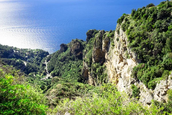 Vista da manhã da paisagem urbana de Amalfi na linha costeira do mar Mediterrâneo — Fotografia de Stock