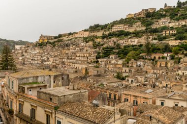Bir Modica görünümü tarihi kentin Barok Ragusa eyaletinde, İtalya, Sicilya