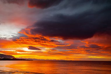 Karanlık bulutlu gökyüzü fantastik bir bakış. Dramatik ve pitoresk sabah sahne. Ada Sicilia, İtalya, Avrupa. Akdeniz ve Tiren Denizi.