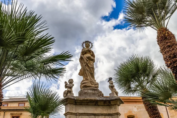 Madonnenstatue vor dem Dom in Monreale, Sizilien — Stockfoto