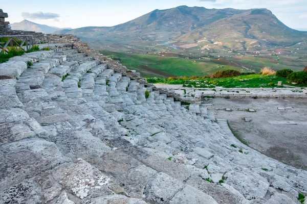 Antika grekiska amfiteatern i Segesta med vackra landskapet på Sicilien — Stockfoto