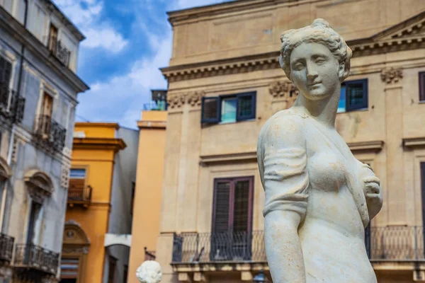Estátua Pedra Branca Feminina Uma Praça Palermo Sicília — Fotografia de Stock