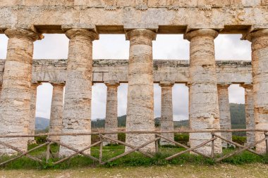 Segesta, Sicilya, Italya 'daki Yunan tapınağının Dorik sütunları