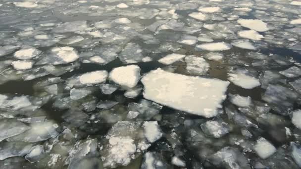 Kışın Nehir Buz Akışı Kar Aşağı Düşen Havadan Yukarıdan Aşağıya — Stok video