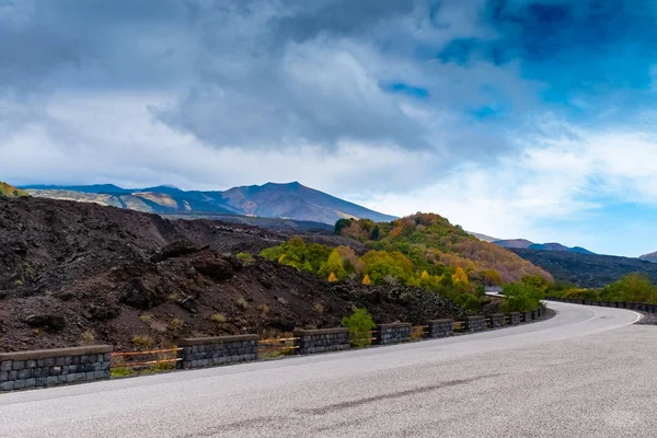 Yılan gibi yol görünümünü yaz Etna yanardağı dağ, Sicilya — Stok fotoğraf