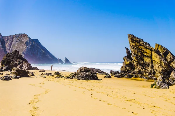Océano Atlántico costa rocosa de la playa de Adraga con pescador. Portugal costa rocosa — Foto de Stock