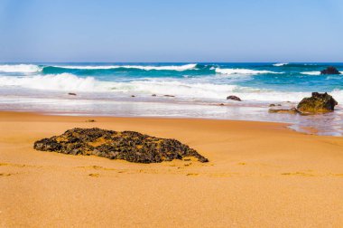 Taşlı Adraga kumlu plajının manzarası, Atlantik Okyanusu'nun Portekiz kıyıları
