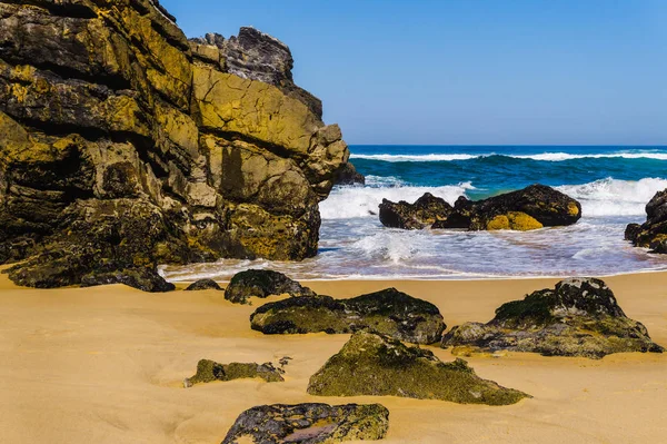 Skaliste wybrzeże piaszczystej plaży Adraga Oceanu Atlantyckiego — Zdjęcie stockowe