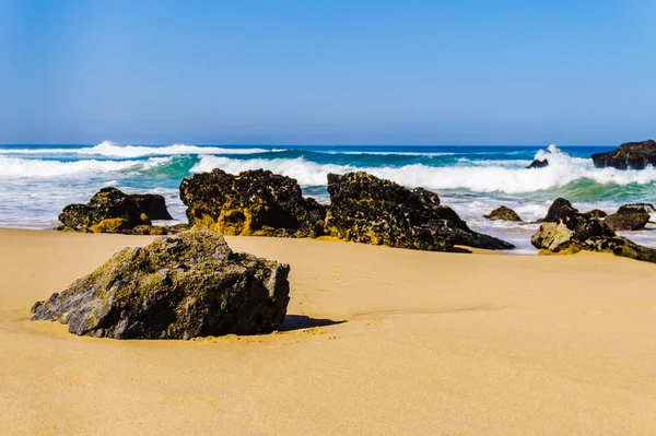 Піщаний пляж португалс на скелястому Атлантичному узбережжі. Пляж адрага. — стокове фото