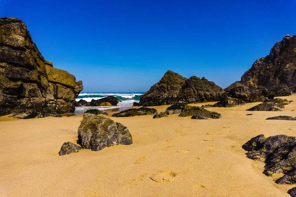 Rocas en la costa del océano Atlántico en la playa de arena Adraga, costa de Portugal — Foto de Stock