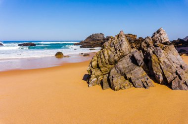 Adraga plajının Kayalık Atlantik okyanusu kıyı şeridi