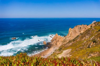 Atlas Okyanusu kıyısındaki kayalıklar ve kayalar - Praia da Ursa plajı