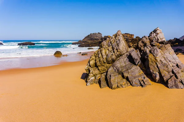 Costa rocosa del océano Atlántico de la playa de Adraga — Foto de Stock