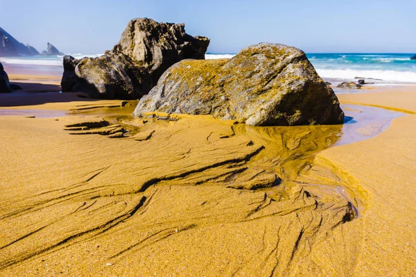 Waterstromen op Sandy rotsachtige Adraga Beach — Stockfoto