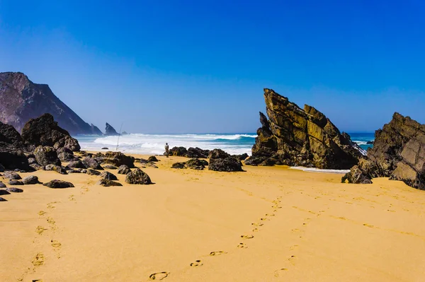 Playa Sandy Adraga entre rocas costa del océano Atlántico — Foto de Stock