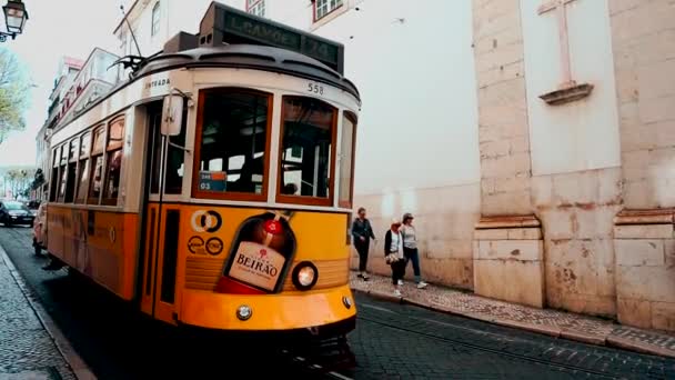 Лисбон Португалия Марта 2019 Года Путешествие Трамвае Через Старый Лиссабон — стоковое видео