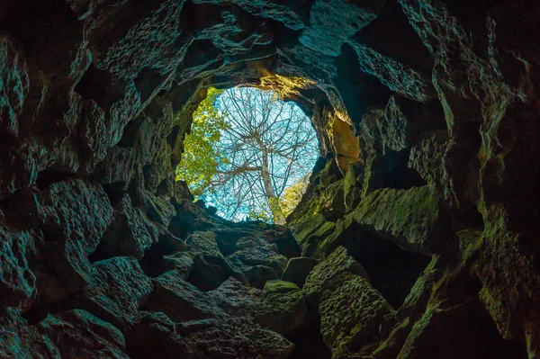Quinta da Regaleira'nın Başlangıç Kuyusu aşağıdan. Portekiz