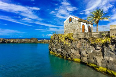 Portekiz küçük eski ev, okyanusun sakin yüzeyi, Madeira adasının kıyısı