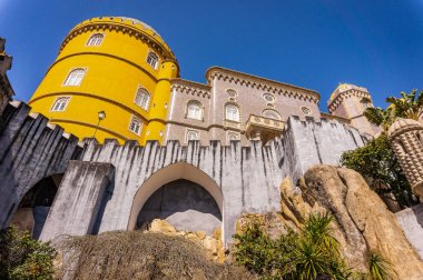Tepenin üzerindeki etkileyici Palace da Pena, Sintra. Portekiz
