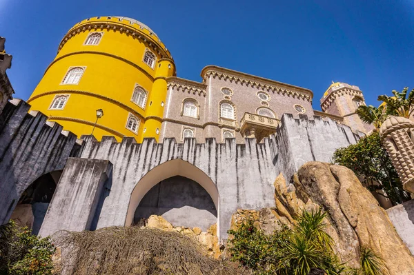 Den imponerande palats da Pena över kullen, Sintra. Portugal — Stockfoto