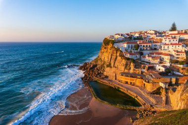 Azenhas do Mar, okyanus kayalıklarının tepesinde tipik bir köy, Portekiz