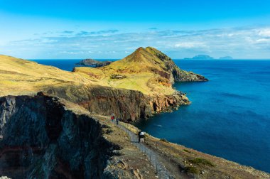 Ponta de Sao Lourenco, Madeira, trekking bir yolda yürüyen turist
